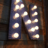 tres grande lettre N d'ancienne enseigne lumineuse façon fete foraine