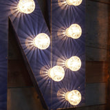 tres grande lettre N d'ancienne enseigne lumineuse façon fete foraine