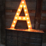 tres grande lettre A d'ancienne enseigne lumineuse façon fete foraine