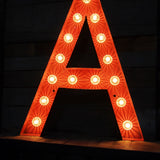 tres grande lettre A d'ancienne enseigne lumineuse façon fete foraine