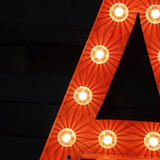 tres grande lettre A d'ancienne enseigne lumineuse façon fete foraine