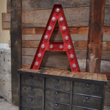 tres grande lettre A d'ancienne enseigne lumineuse façon fete foraine