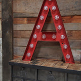 tres grande lettre A d'ancienne enseigne lumineuse façon fete foraine