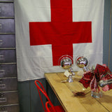 Drapeau service sanitaire de l'armée suisse . ideal deco industrielle