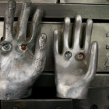 moule industriel revisité avec des yeux de poupee