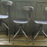 ancienne Chaise basse d atelier industrielle nicolle "" dit queu de baleine ""