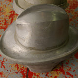 Ancien moule a chapeau en metal