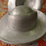 Ancien moule a chapeau en metal