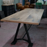 grande table industrielle plateau bois ancien chene massif pietement fonte