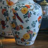 Vase blanc en céramique à motifs floraux et oiseau tropical