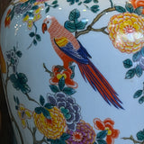 Vase blanc en céramique à motifs floraux et oiseau tropical