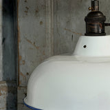 Suspension, lampe industrielle en tôle émaillée blanche – luminaire abat jour atelier