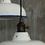 Suspension, lampe industrielle en tôle émaillée blanche – luminaire abat jour atelier