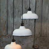 Suspension, lampe industrielle en tôle émaillée blanche – luminaire abat jour atelier