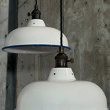 Suspension, lampe industrielle en tôle émaillée blanche – luminaire abat jour atelier