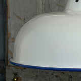 Suspension, lampe industrielle en tôle émaillée blanche – luminaire abat jour atelier