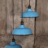 Suspension, lampe industrielle en tôle émaillée bleu clair – luminaire abat jour atelier