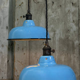 Suspension, lampe industrielle en tôle émaillée bleu clair – luminaire abat jour atelier