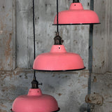 Suspension, lampe industrielle en tôle émaillée rose – luminaire abat jour atelier