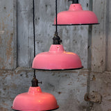 Suspension, lampe industrielle en tôle émaillée rose – luminaire abat jour atelier