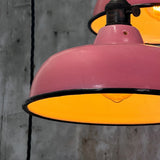Suspension, lampe industrielle en tôle émaillée rose – luminaire abat jour atelier