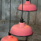 Suspension, lampe industrielle en tôle émaillée rose – luminaire abat jour atelier