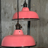 Suspension, lampe industrielle en tôle émaillée rose – luminaire abat jour atelier