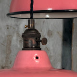 Suspension, lampe industrielle en tôle émaillée rose – luminaire abat jour atelier