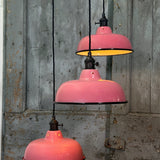 Suspension, lampe industrielle en tôle émaillée rose – luminaire abat jour atelier
