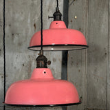 Suspension, lampe industrielle en tôle émaillée rose – luminaire abat jour atelier