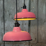Suspension, lampe industrielle en tôle émaillée rose – luminaire abat jour atelier
