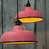 Suspension, lampe industrielle en tôle émaillée rose – luminaire abat jour atelier