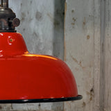 Suspension, lampe industrielle en tôle émaillée rouge – luminaire abat jour atelier