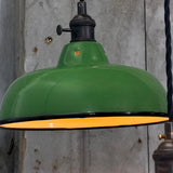 Suspension, lampe industrielle en tôle émaillée vert anglais – luminaire abat jour atelier