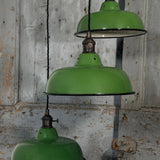 Suspension, lampe industrielle en tôle émaillée vert anglais – luminaire abat jour atelier