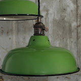 Suspension, lampe industrielle en tôle émaillée vert anglais – luminaire abat jour atelier