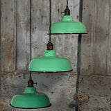 Suspension, lampe industrielle en tôle émaillée vert clair - luminaire abat jour atelier