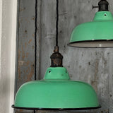 Suspension, lampe industrielle en tôle émaillée vert clair - luminaire abat jour atelier