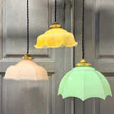 Suspension ancienne en opaline rose, abat-jour festonné vintage, luminaire romantique campagne chic