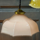 Suspension ancienne en opaline rose, abat-jour festonné vintage, luminaire romantique campagne chic