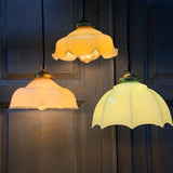 Suspension ancienne en opaline rose, abat-jour festonné vintage, luminaire romantique campagne chic