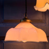 Suspension ancienne en opaline rose, abat-jour festonné vintage, luminaire romantique campagne chic