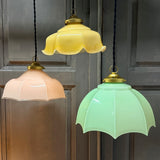 Suspension ancienne en opaline rose, abat-jour festonné vintage, luminaire romantique campagne chic