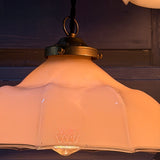 Suspension ancienne en opaline rose, abat-jour festonné vintage, luminaire romantique campagne chic