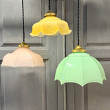 Suspension ancienne en opaline rose, abat-jour festonné vintage, luminaire romantique campagne chic