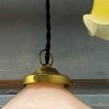 Suspension ancienne en opaline rose, abat-jour festonné vintage, luminaire romantique campagne chic