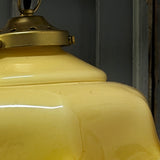 Suspension ancienne en opaline jaune, abat-jour vintage, luminaire rétro campagne chic