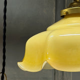 Suspension ancienne en opaline jaune, abat-jour vintage, luminaire rétro campagne chic