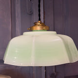 Suspension ancienne en opaline vert, abat-jour festonné vintage, luminaire campagne chic