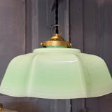 Suspension ancienne en opaline vert, abat-jour festonné vintage, luminaire campagne chic